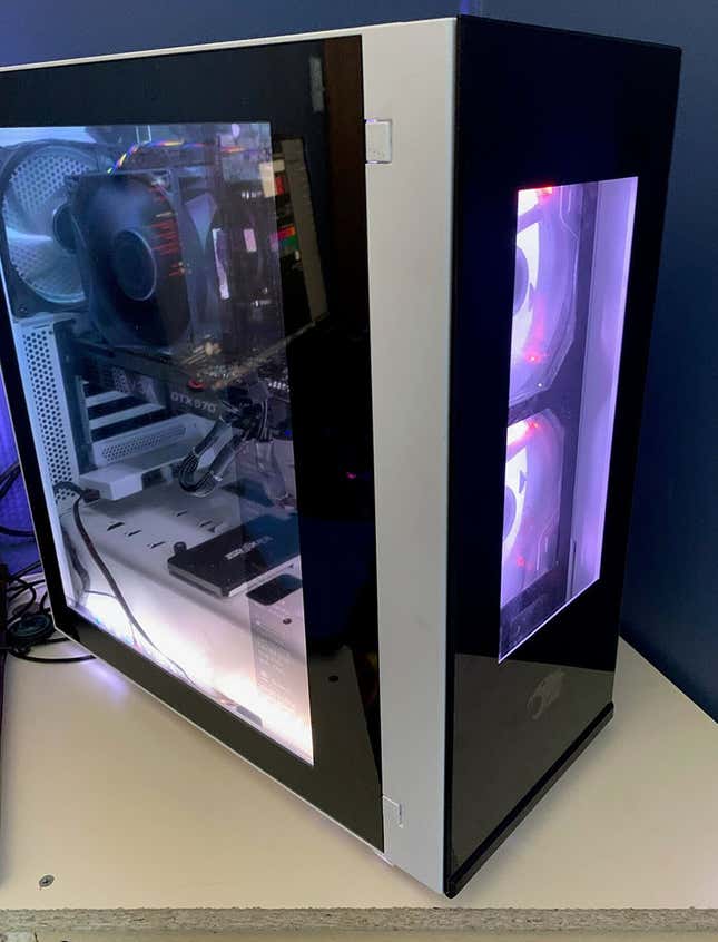 Rydirp7's Trash PC takes the side pose and shows its purple angles.