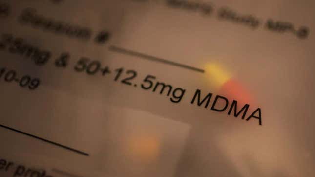 Imagen para el artículo titulado La terapia con MDMA para el PTSD parece segura y eficaz en los datos de un nuevo ensayo