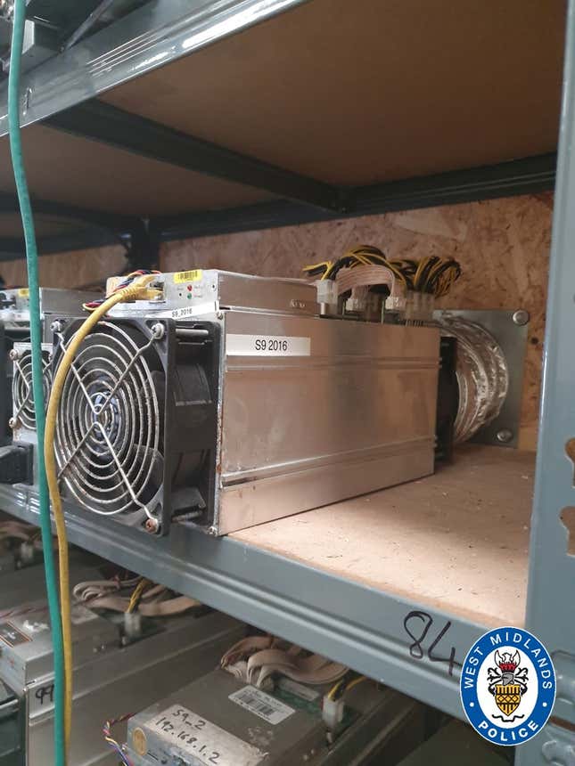 Imagen para el artículo titulado Allanan un almacén esperando encontrar un gigantesco cultivo de marihuana y encuentran una mina de Bitcoin común y corriente