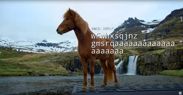 Imagen para el artículo titulado En Islandia han creado un teclado gigante para que los caballos puedan responder a tus correos