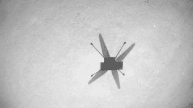 La sombra del helicóptero Ingenuity en una imagen tomada en su decimocuarto vuelo