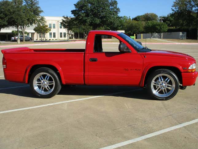 Image for article titled At $22,000, Is This 2000 Dodge Dakota R/T Muscle Truck Worth The Flex?