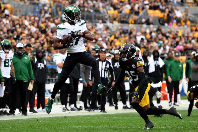 New York Jets WR Garrett Wilson with a reception against the Pittsburgh Steelers 