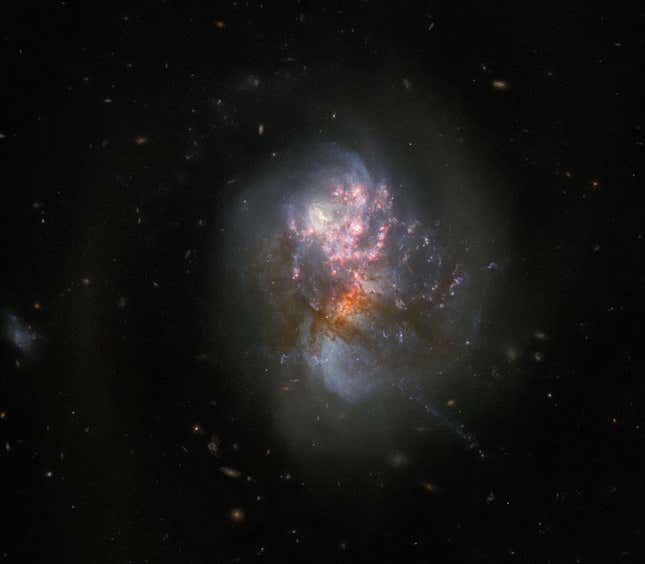 La última imagen de la fusión de galaxias tomada por el Hubble, con el centro galáctico cubierto por polvo.
