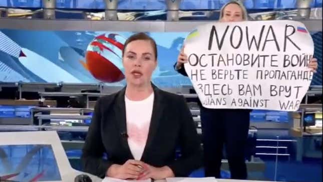 Image for article titled Brave Protester Interrupts Russian News Broadcast: &#39;They&#39;re Lying to You&#39;
