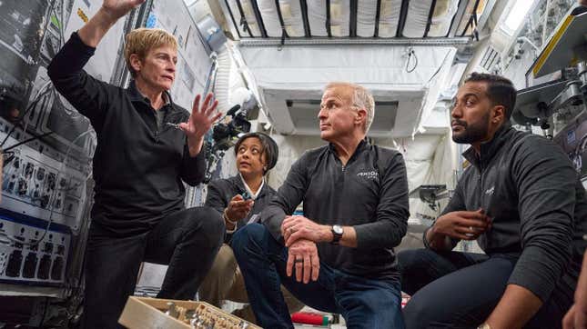 La tripulación de cuatro personas entrenando antes de su misión en la ISS.