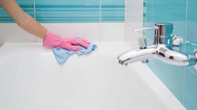 Image for article titled How to Clean Mold From Tub, Tile, and Grout Corners With Toilet Paper