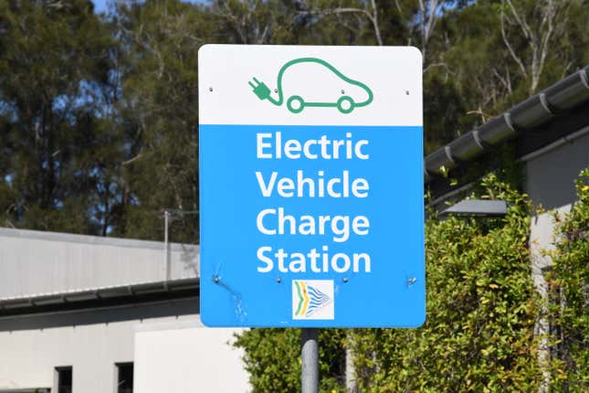 Imagen del artículo titulado Acaparar un cargador de vehículos eléctricos en Australia puede resultar en una multa de $2100