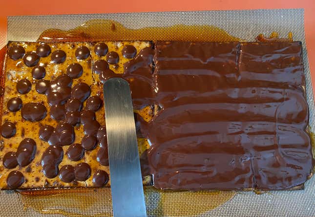 Image for article titled This Three-Ingredient Matzo Confection is Sweet and Salty Perfection