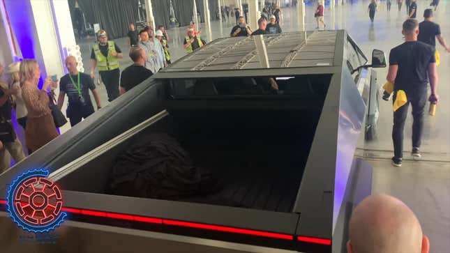 Imagen para el artículo titulado El último prototipo del Cybertruck de Tesla se ve aún peor de cerca