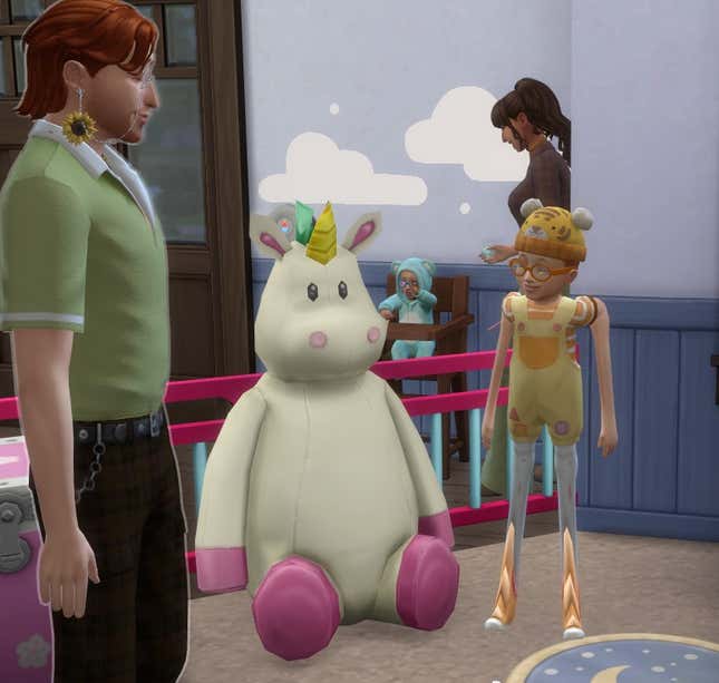 Se ve un Sims 4 Infant con piernas y brazos largos que lo hacen tan alto como el unicornio de peluche de tamaño adulto al lado.