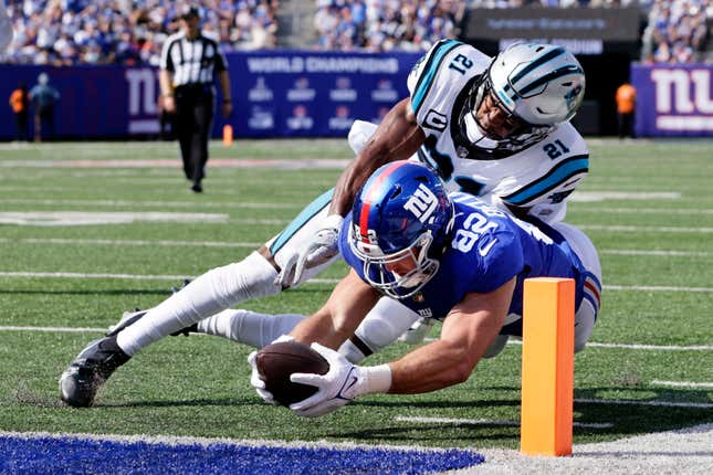 Daniel Bellinger scores a touchdown for the New York Giants in a 19-16 win over the Carolina Panthers