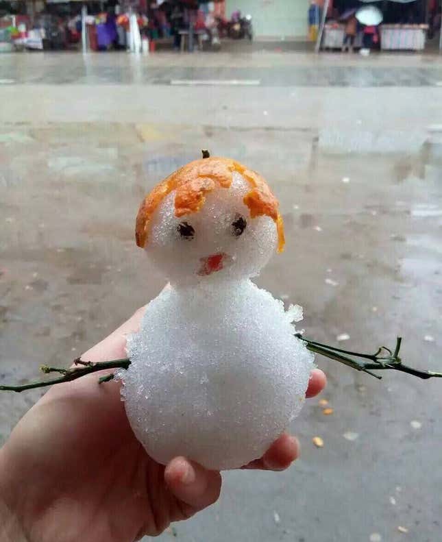 Image for article titled Photos: Amazed southern Chinese experience first snowfall ever, make teeny-tiny snowmen