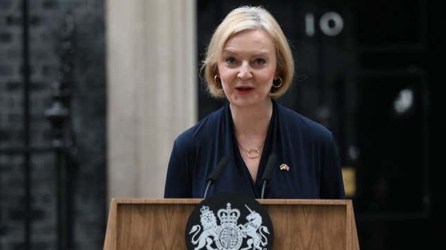 Britain's Prime Minister Liz Truss delivers a speech outside of 10 Downing Street in central London on October 20, 2022 to announce her resignation. - British Prime Minister Liz Truss announced her resignation on after just six weeks in office that looked like a descent into hell, triggering a new internal election within the Conservative Party.