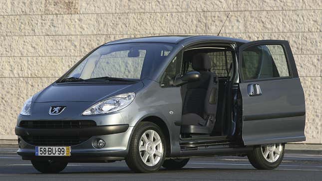 Photo of Peugeot 1007 car with sliding doors. 