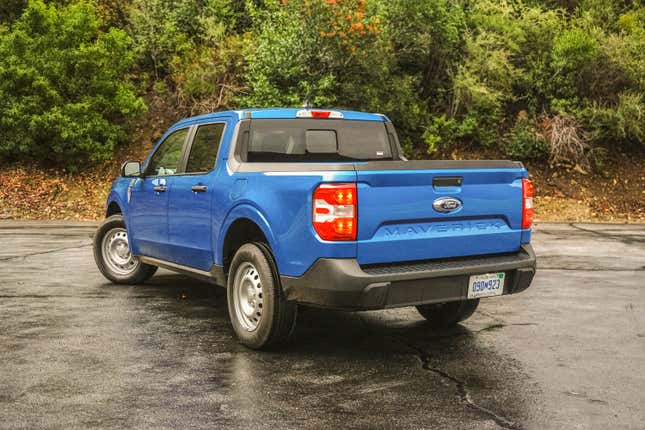 Rear three-quarter view of the Ford Maverick XL 2023 in blue.