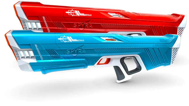 Un par de pistolas de agua SpyraThree con un acabado rojo y azul sobre un fondo blanco.