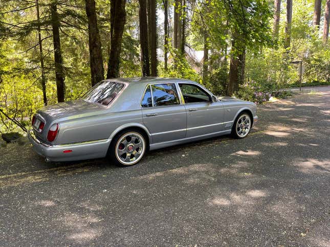 Gambar untuk artikel berjudul At $21,000, Is This 2001 Bentley Arnage Worth It In Grey Poupon?