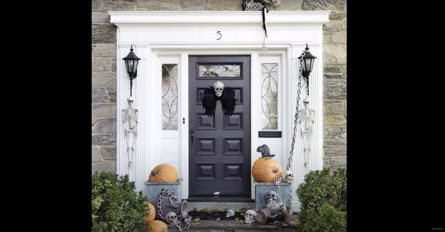 Image for article titled 8 Easy Ways to Spookify Your Front Porch for Halloween