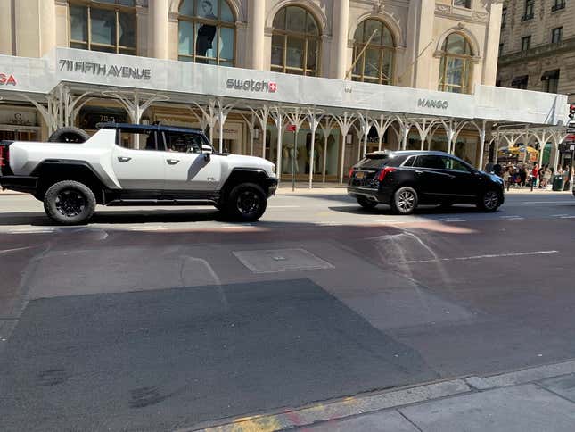 Image for article titled The GMC Hummer EV Is HUGE in Real-World Traffic