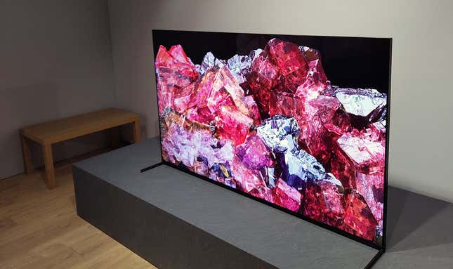 The Sony Bravia XR X95L Mini LED and its “disappearing” legs.