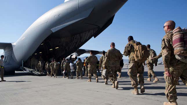 Image for article titled Final U.S. Soldiers In Afghanistan Do Some Last-Second Nation-Building On Way To Plane