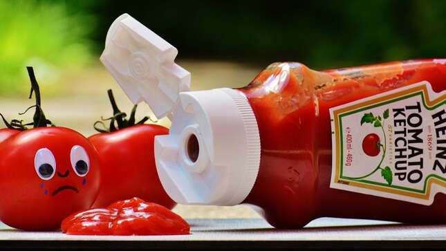 Por qué el ketchup siempre parece salpicar cuando la botella se está agotando, según la ciencia