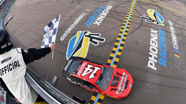 Image for article titled Phoenix Raceway Is Trying to Get Race Fans to the Track Faster, More Easily