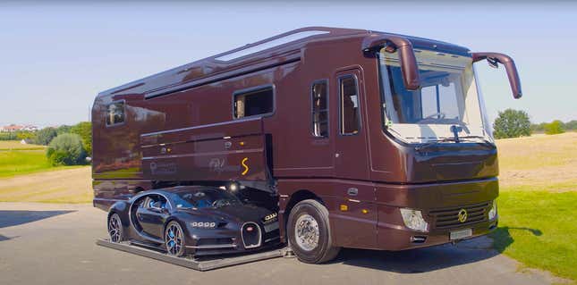 Imagen para el artículo titulado Esta autocaravana de 6,5 millones de euros esconde su propia plaza de garaje con un Bugati Chiron dentro