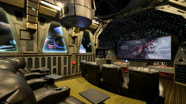 Imagen para el artículo titulado Esta casa con un impresionante cine temático de Star Wars puede ser tuya por solo 15 millones de dólares