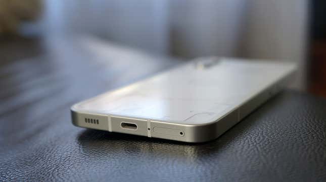 Imagen para el artículo titulado Probamos el Nothing Phone (1): un móvil redondo que lo tiene todo para ser el iPhone de Android