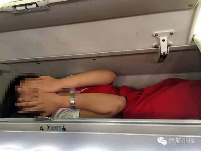 Image for article titled The latest evidence that flight attendants in Asia have it rough