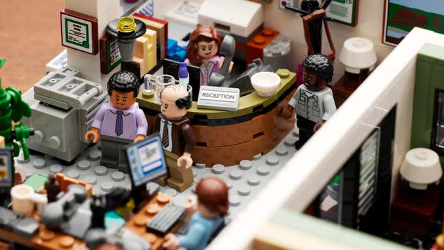 Imagen para el artículo titulado Parkour! Lo nuevo de Lego es un kit de The Office con 15 figuras y una engrapadora cubierta en gelatina