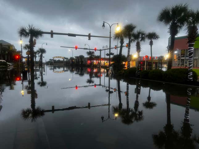 Main Street en North Myrtle Beach, Carolina del Sur, se inundó el miércoles 30 de agosto de 2023 después del paso del huracán Idalia.