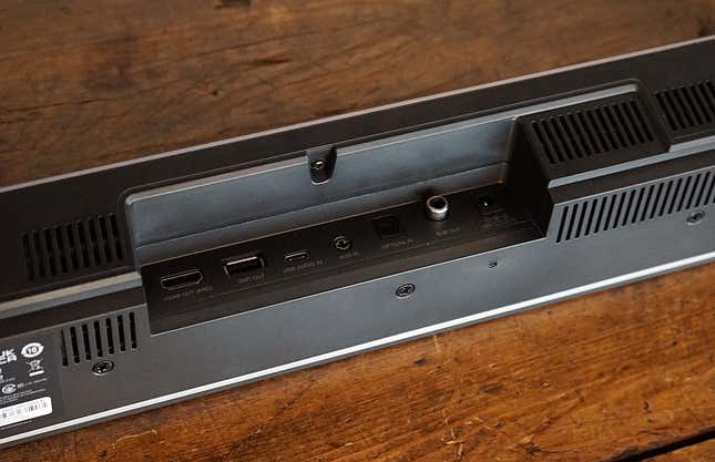 Puertos traseros de la barra de sonido SoundBlaster V2X