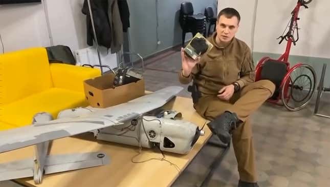 Imagen para el artículo titulado Ucrania intercepta un dron ruso y lo abre en un vídeo. Sus componentes son una sorpresa