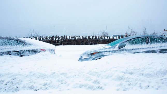 Imagen para el artículo titulado Esto es lo que debes hacer si te quedas atrapado con tu auto en una tormenta de nieve infernal