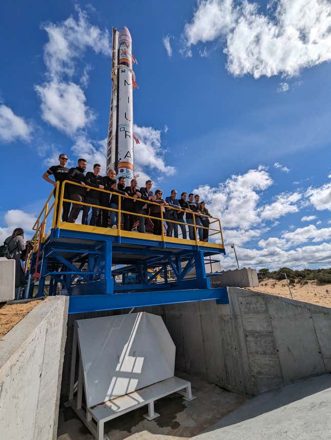 El Miura 1 en vertical sobre la rampa de lanzamiento con ingenieros y ejecutivos de PLD Space