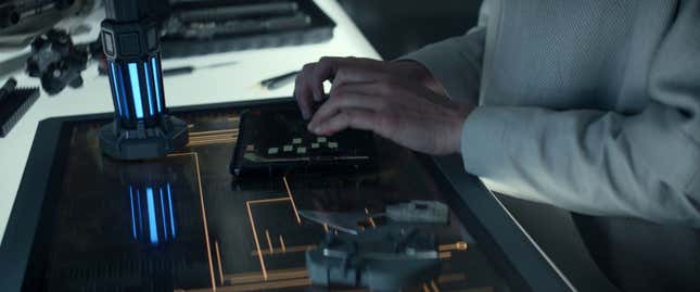 Imagen para el artículo titulado Un Samsung Galaxy Z Fold se cuela en la última serie de Star Trek