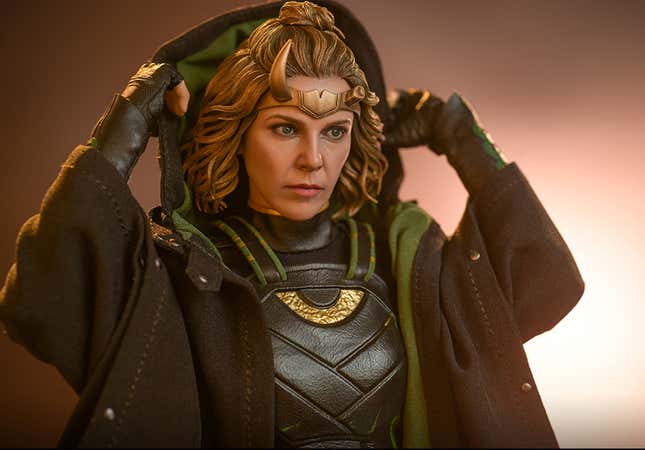 Image for article titled Loki and Sylvie Look Deep Into Each Other’s Souls in Their New Hot Toys Figures