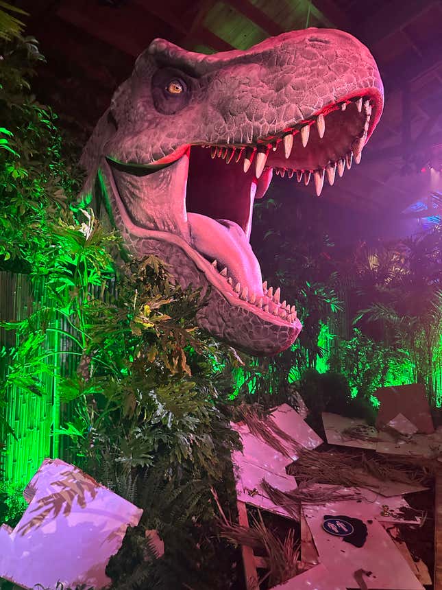 Image for article titled Behold The Throne of Photo Ops at the Jurassic Park SDCC Experience