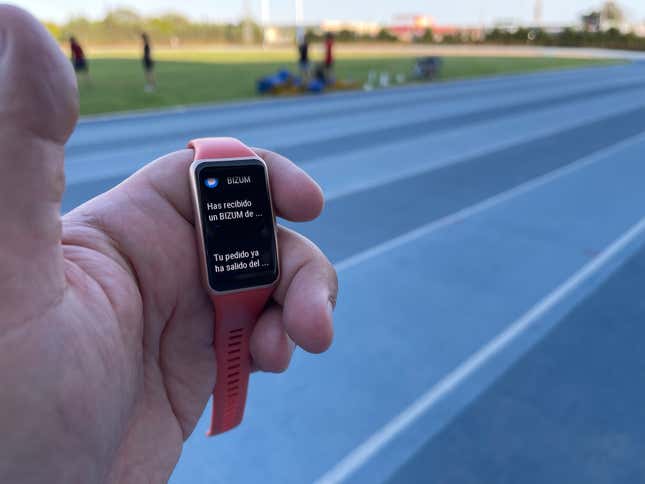 Imagen para el artículo titulado Huawei Band 6: por fin una pulsera barata que planta cara a la Mi Band de Xiaomi