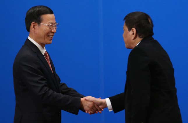 Sharing courtesies with Chinese vice-premier Zhang Gaoli.