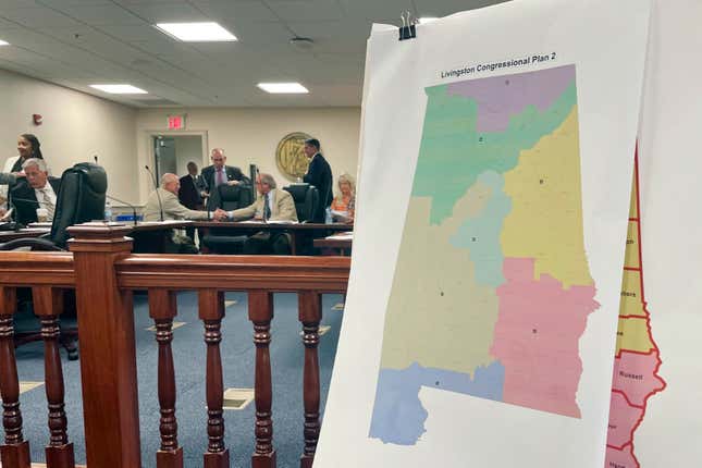 Eine Karte eines GOP-Vorschlags zur Neugestaltung der Kongressbezirke Alabamas wird am 18. Juli 2023 im Alabama Statehouse in Montgomery, Alabama, ausgestellt.