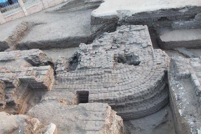 Un muro de cinco metros de grosor en un antiguo templo egipcio en Abydos.