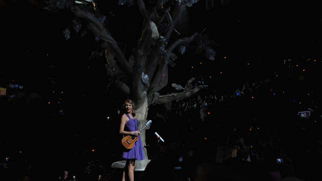 Taylor giving us an easter egg for 2014&#39;s “Out of the Woods” during her 2011 “Speak Now” tour. Wild!