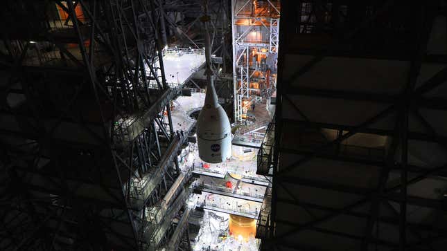 Una grúa que transporta la nave Orion al cohete SLS.
