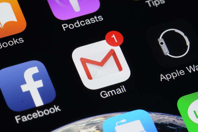 El icono de la app de Gmail en la pantalla de un teléfono