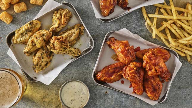 Smashburger chicken wings in two flavors