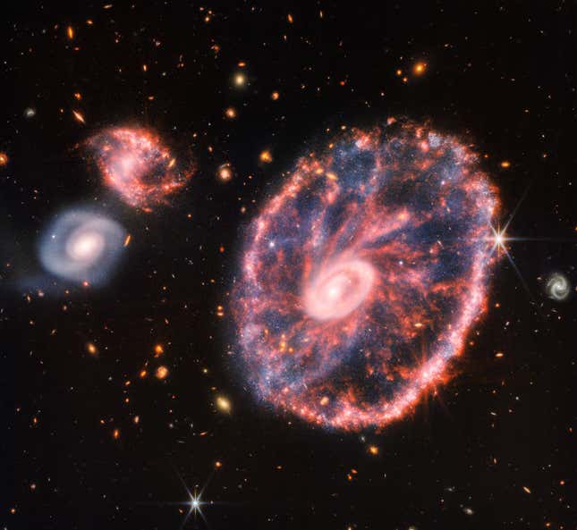 Imagen para el artículo titulado El Telescopio Espacial Webb saca una espectacular fotografía de la caótica galaxia Rueda de Carro